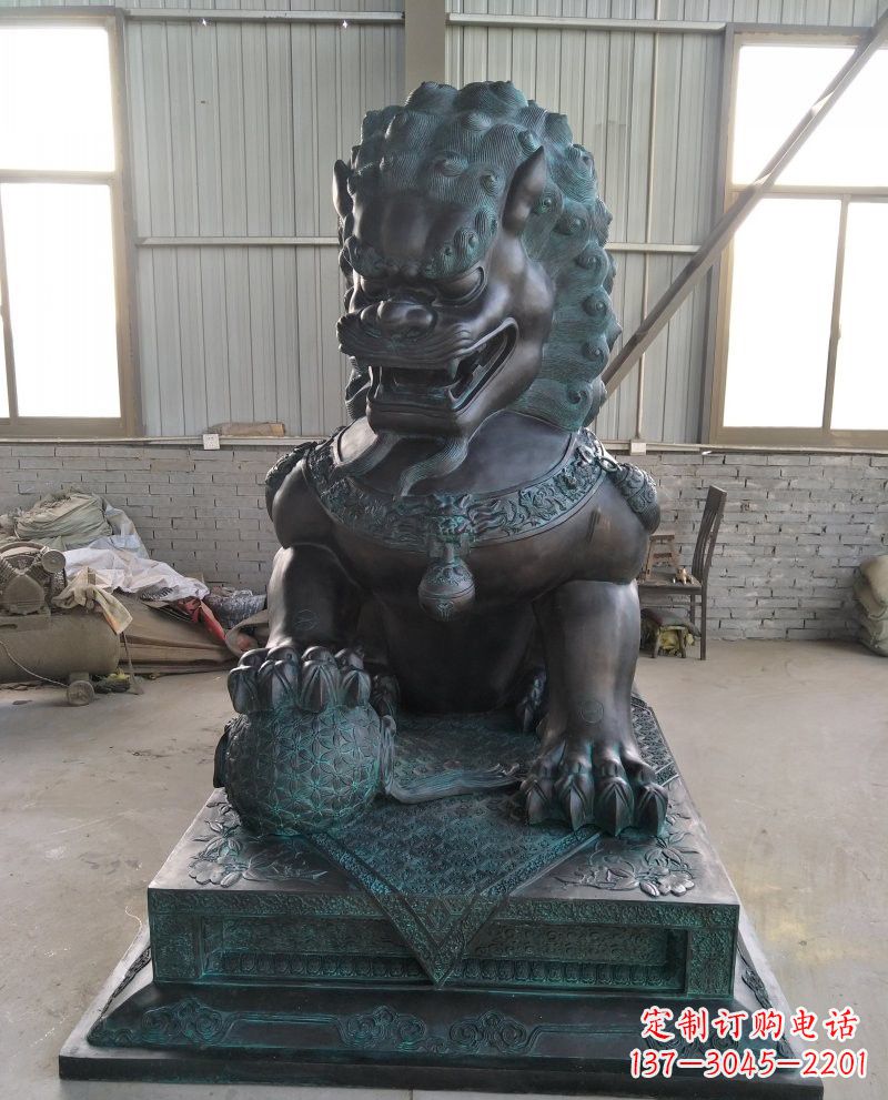 青銅踩球北京獅雕塑