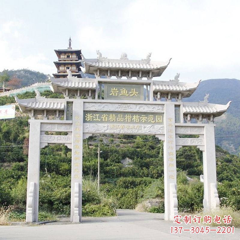 精美的牌樓雕塑，象征著一種貴族文化