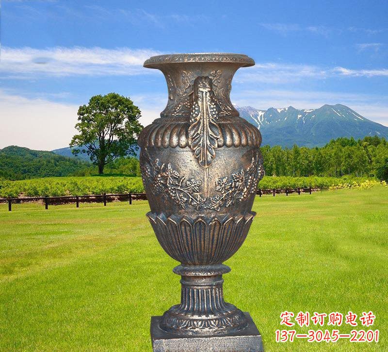 銅雕花瓶