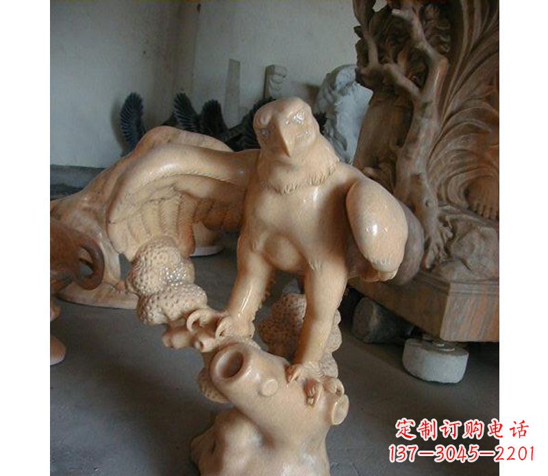 晚霞紅老鷹石雕
