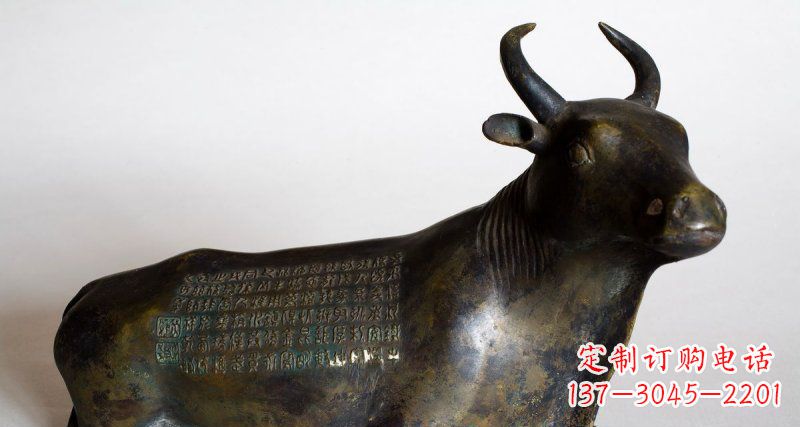 臥著的牛動物銅雕