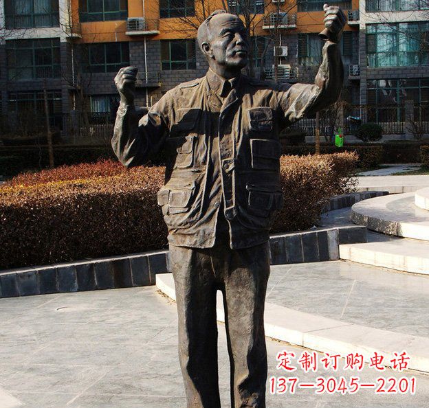 小區拿著鈴的人物銅雕