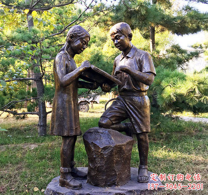 校園讀書的學生銅雕