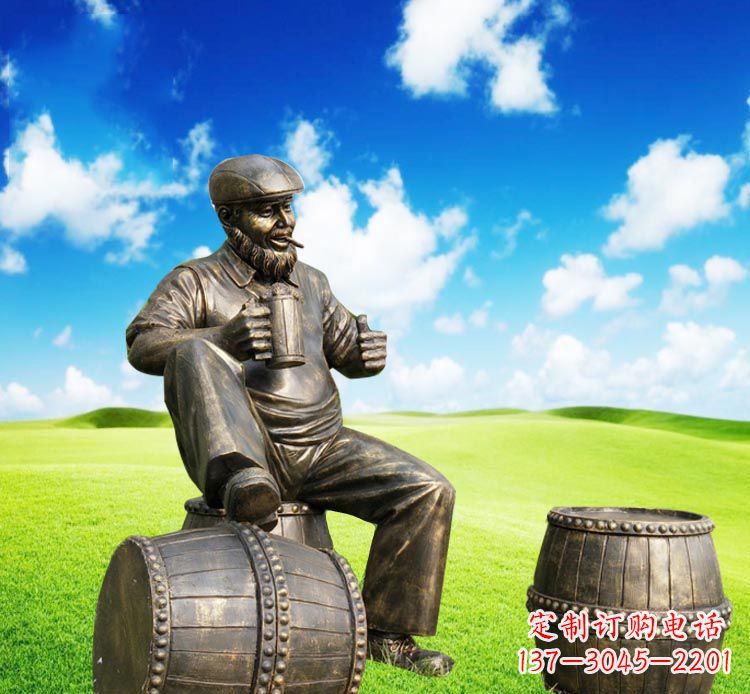 坐酒桶喝啤酒的西方人物銅雕