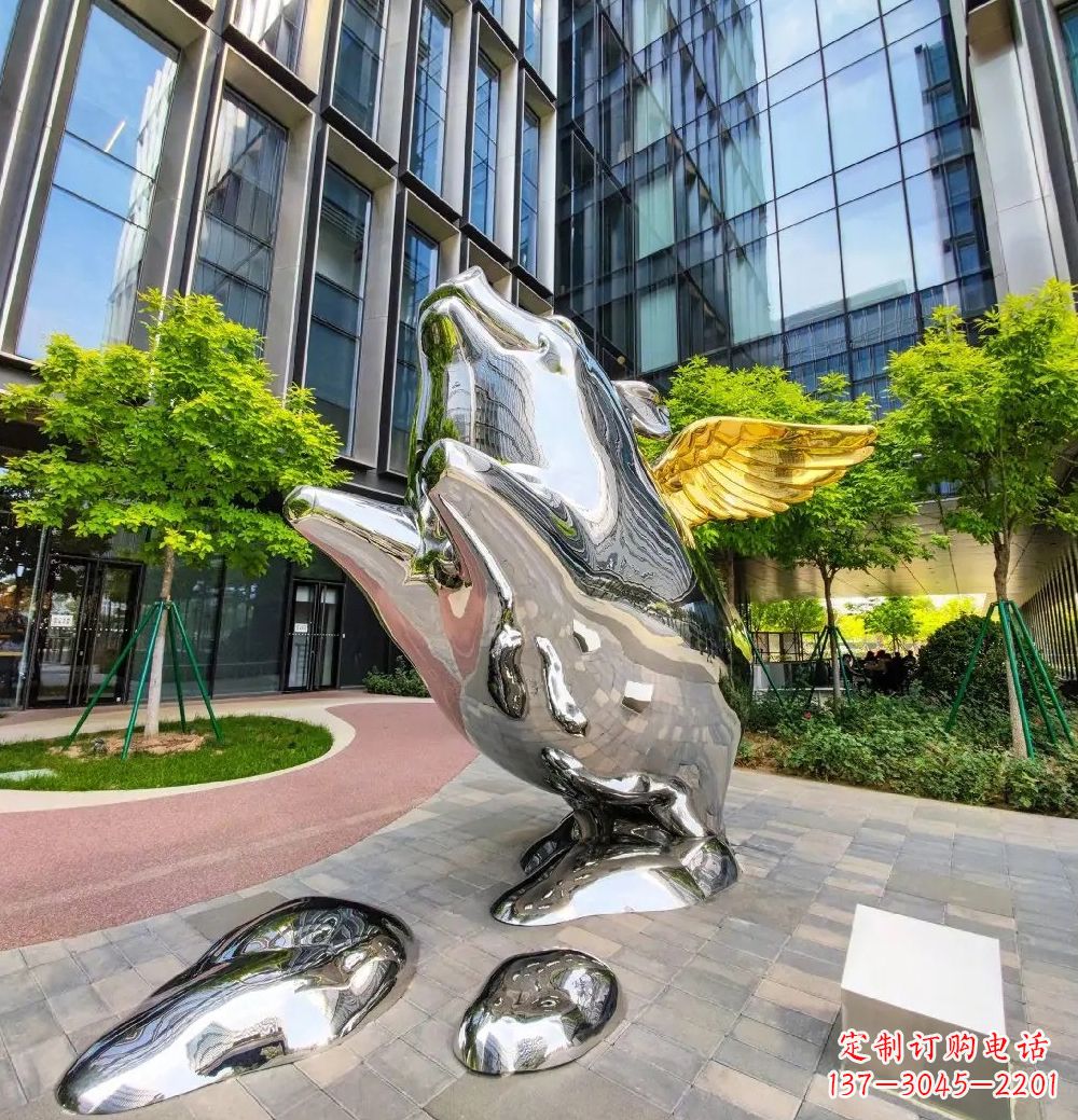 豬雕塑-酒店門口一只帶翅膀不銹鋼鏡面豬雕塑 豬雕塑-酒店門口一只帶翅膀不銹鋼鏡面豬雕塑